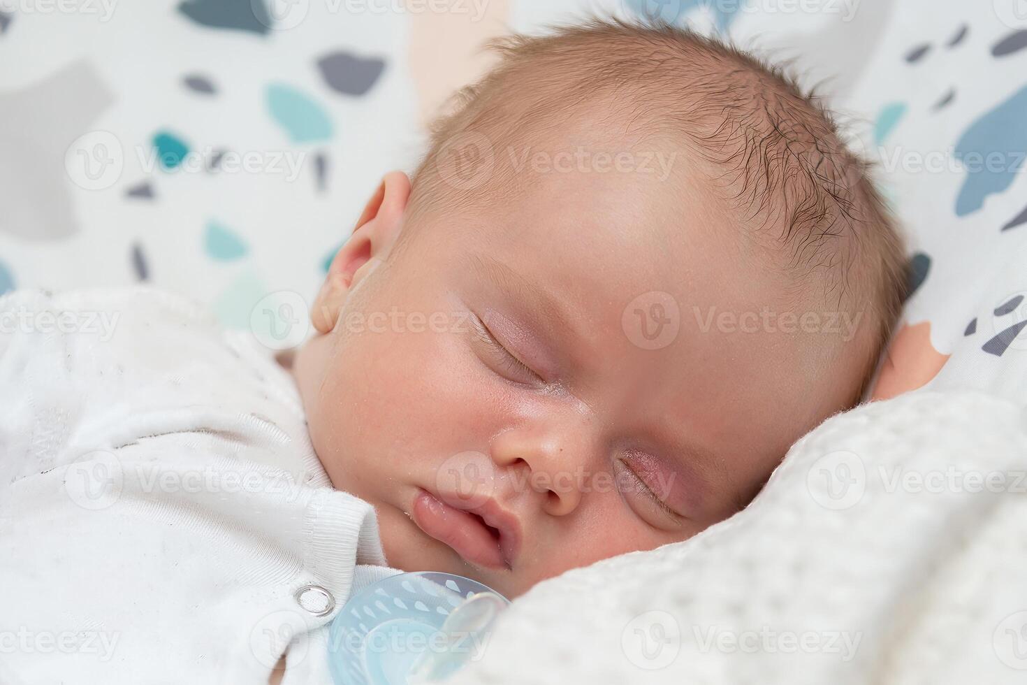 il viso di un' addormentato neonato. il bambino abbattere addormentato dolcemente su il cuscino. foto