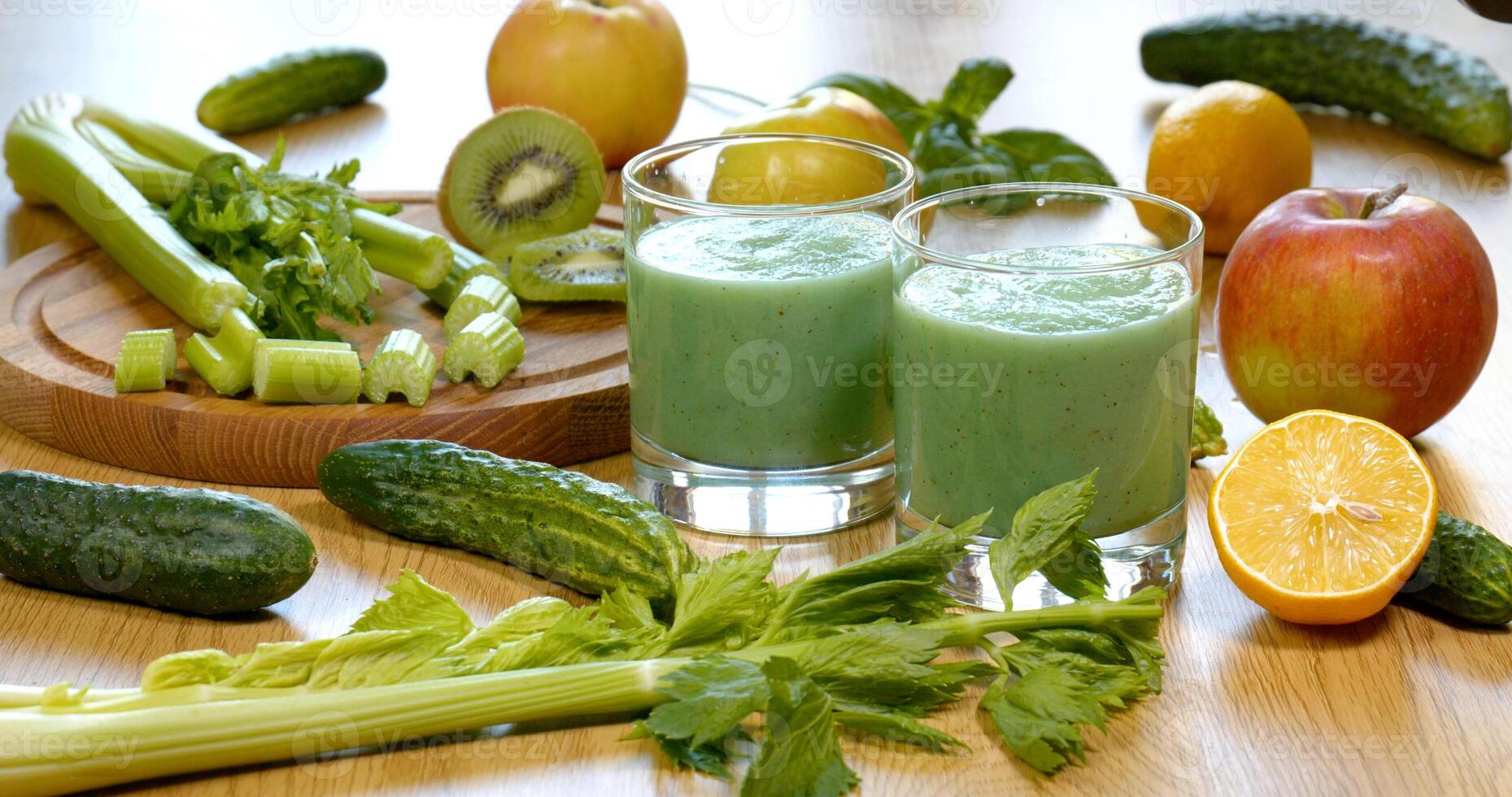 biologico appena spremuto verde verdura e frutta frullato nel un' bicchiere. il concetto di salutare e vegetariano cibo. foto