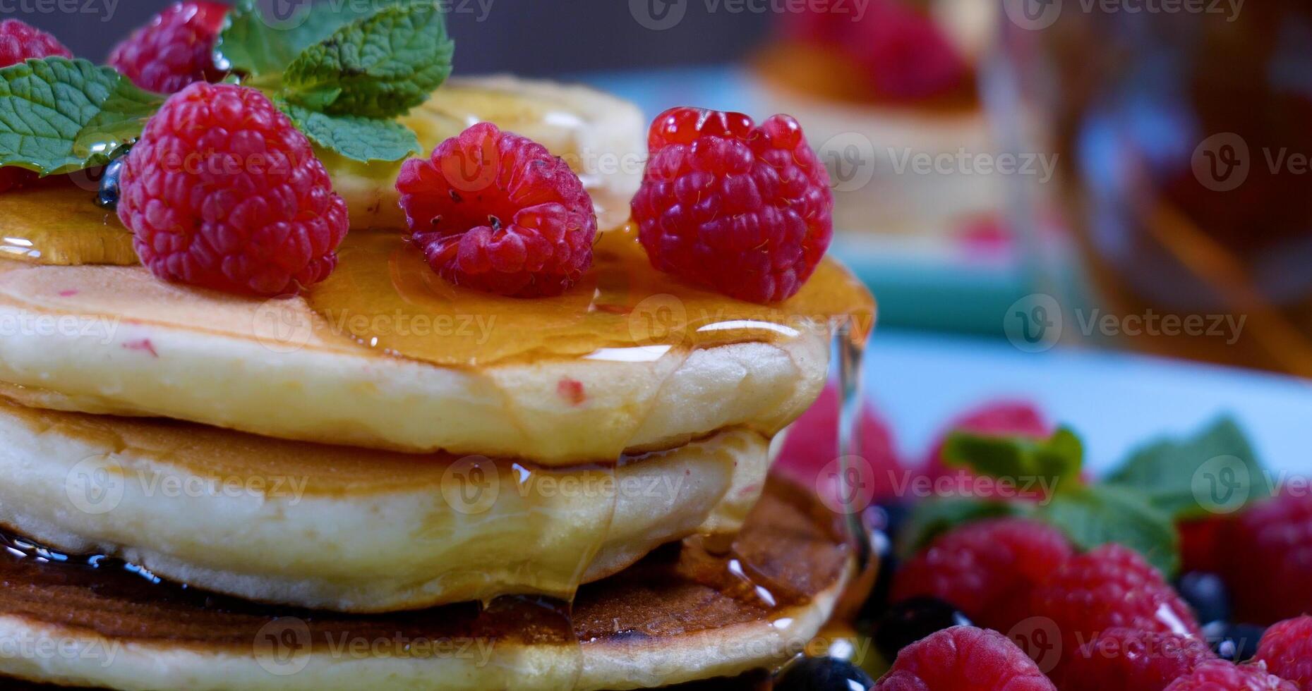 delizioso prima colazione. Pancakes con lampone, Banana e un' menta foglia e miele foto