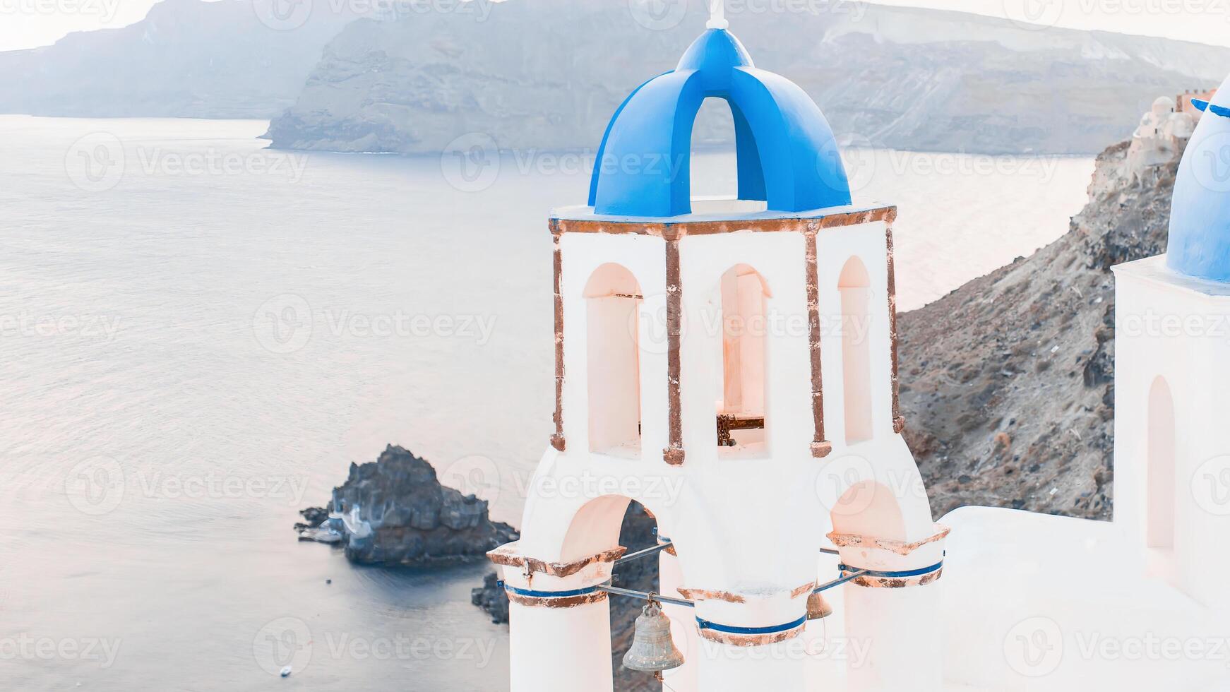 santorini Grecia Europa viaggio vacanza striscione. Oia città, famoso europeo turista destinazione tre cupole Chiesa panoramico Visualizza. orizzontale paesaggio bandiera Ritaglia per annuncio pubblicitario copia spazio. foto