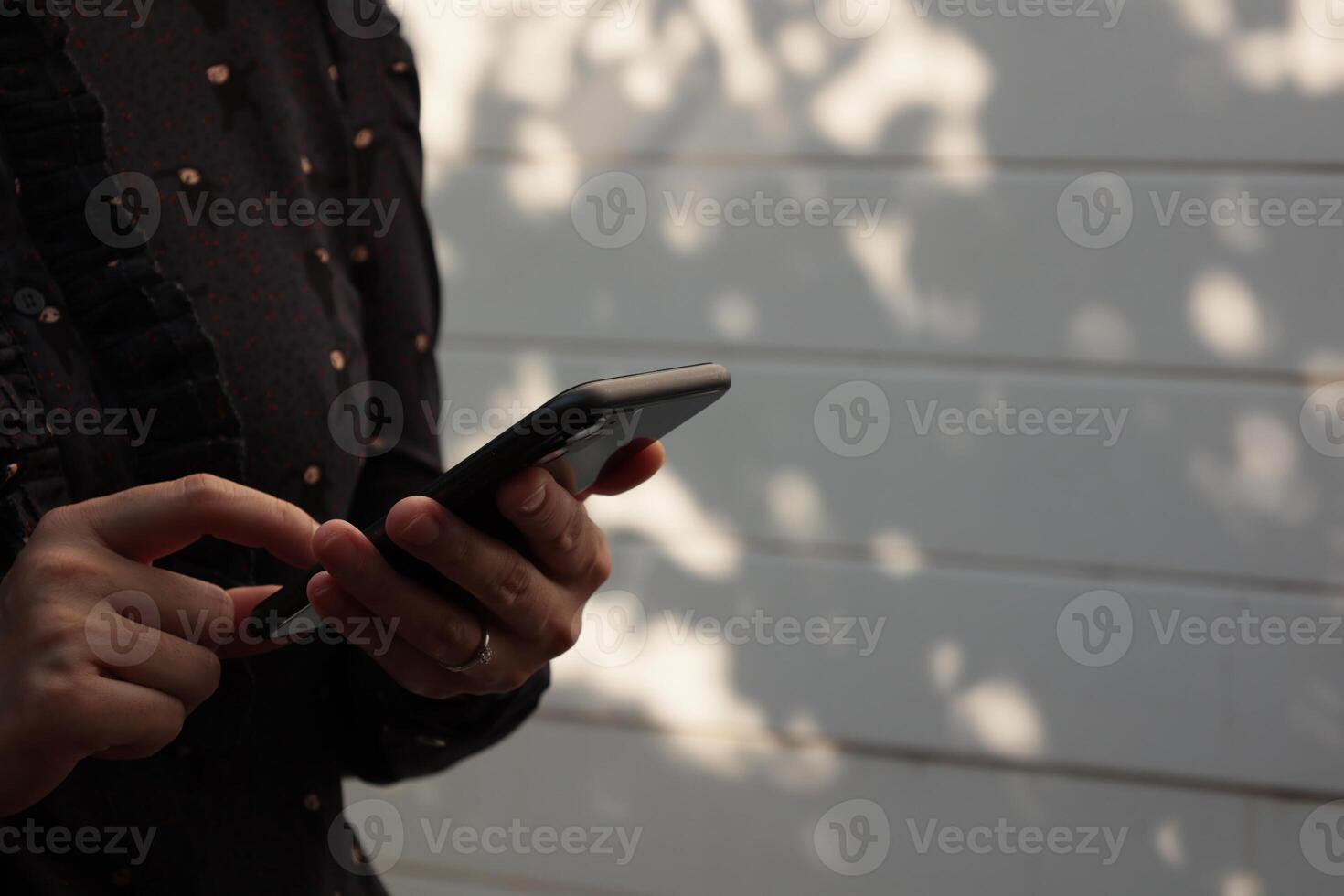 utilizzando smartphone, Telefono nel mano foto