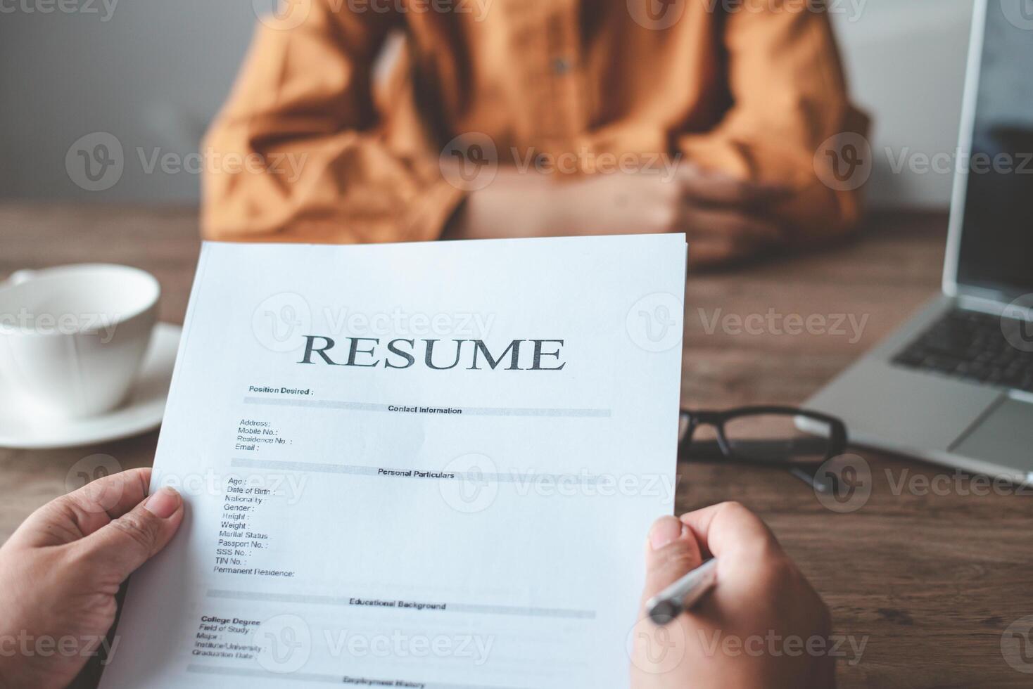 hr manager siamo intervistando lavoro candidati chi riempire su loro curriculum vitae su il lavoro applicazione modulo nel ordine per prendere in considerazione accettare un' lavoro come un' azienda. foto