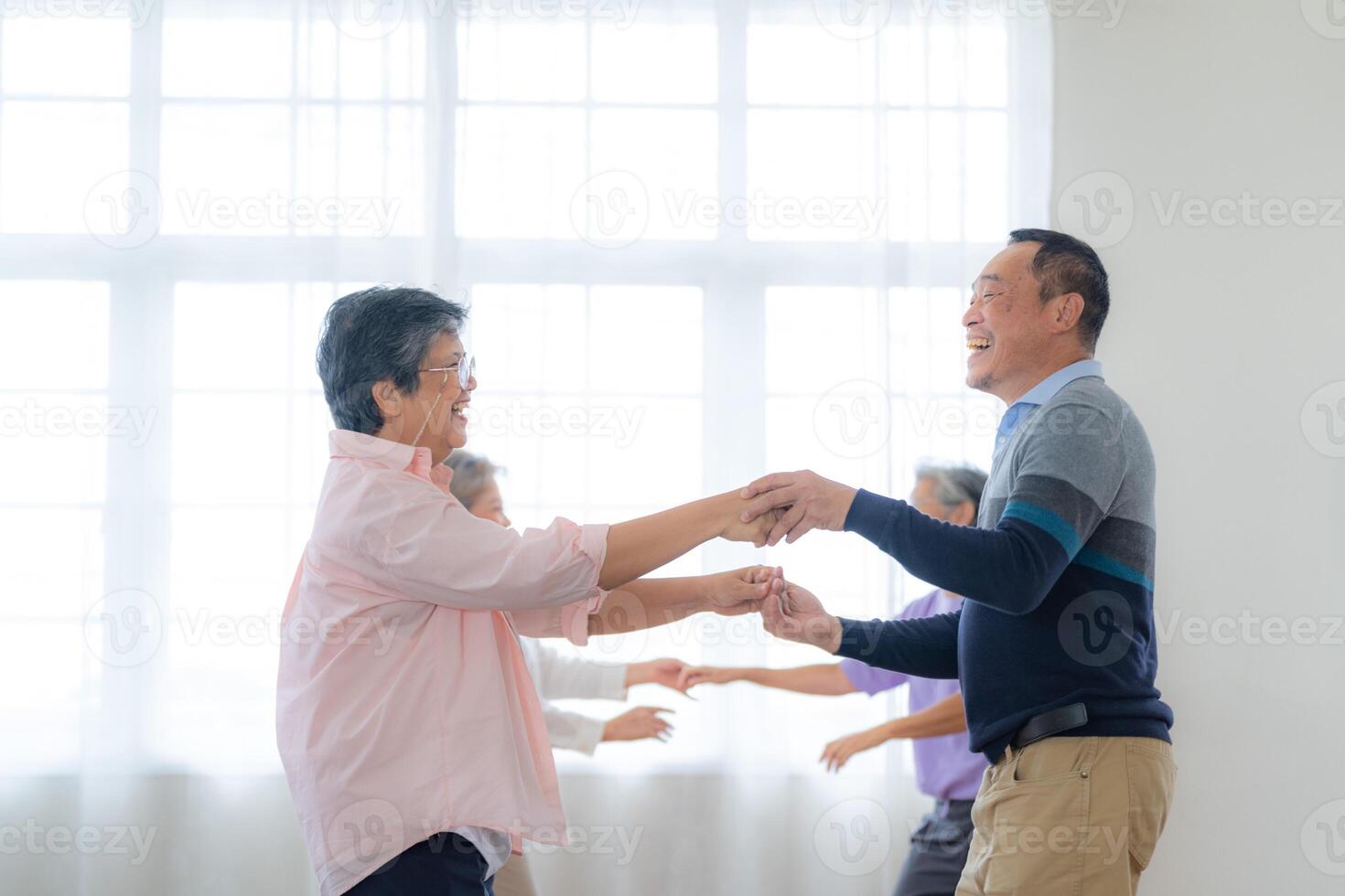 asiatico più vecchio maschio e femmine persone danza con loro partner su un' danza pavimento nel vivente spazio. contento più vecchio coppia l'esecuzione ottenere esercizio. gioioso spensierato pensionato anziano amici godendo rilassamento foto