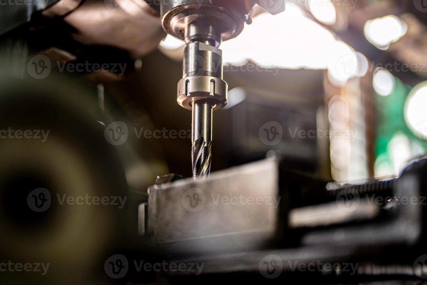 vicino su metallo trapano po restare posizione per rendere fori nel acciaio muffa. metallo industria. fresatura processi con metallo piatto parti su cnc fresatura macchina. negozio pavimento fresatura operazione di fresatura macchina. foto