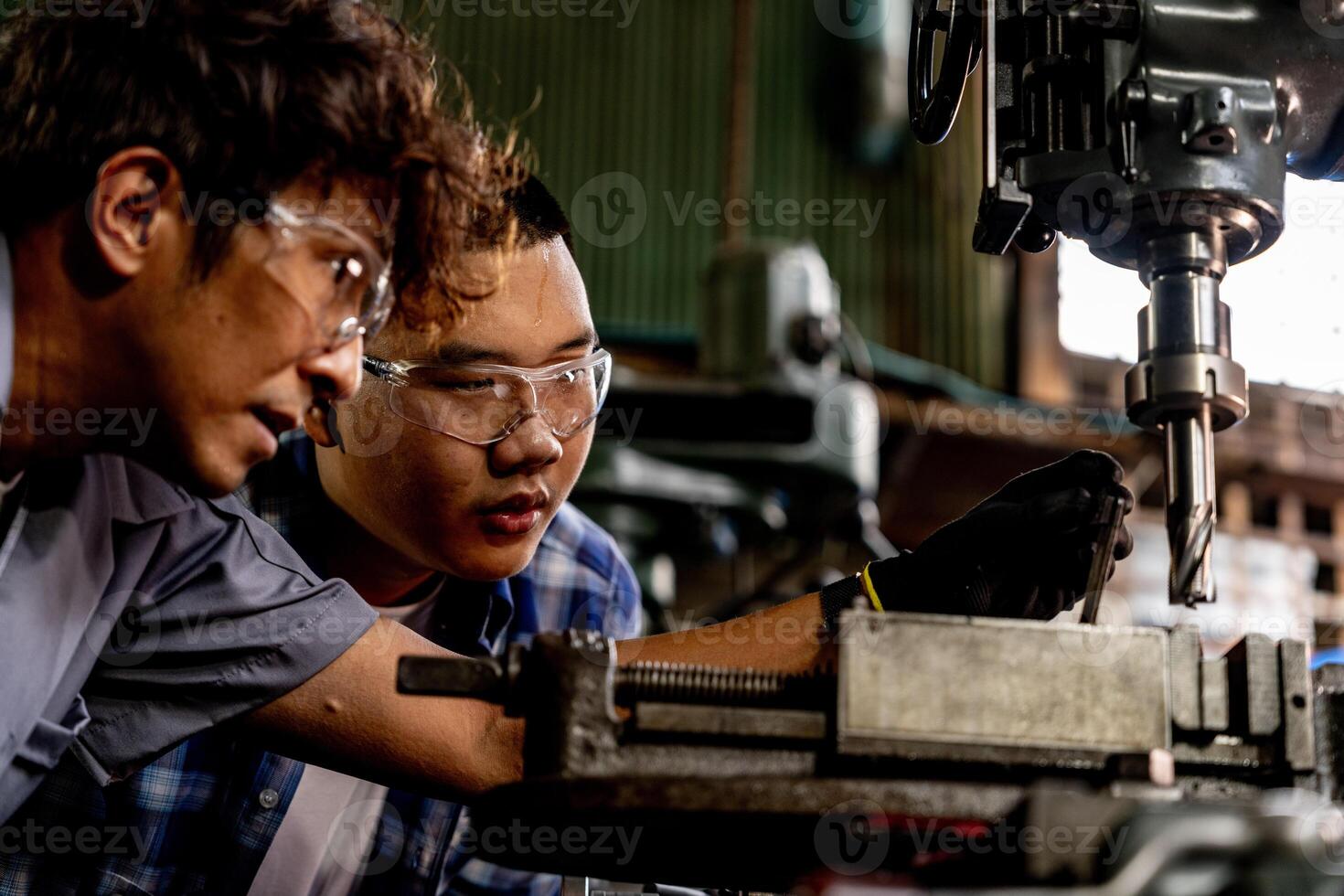 asiatico lavoratore nel produzione pianta perforazione a macchina. professionale lavoratore vicino perforazione macchina su fabbrica. finitura metallo Lavorando interno acciaio superficie su tornio macinino macchina con volante scintille. foto