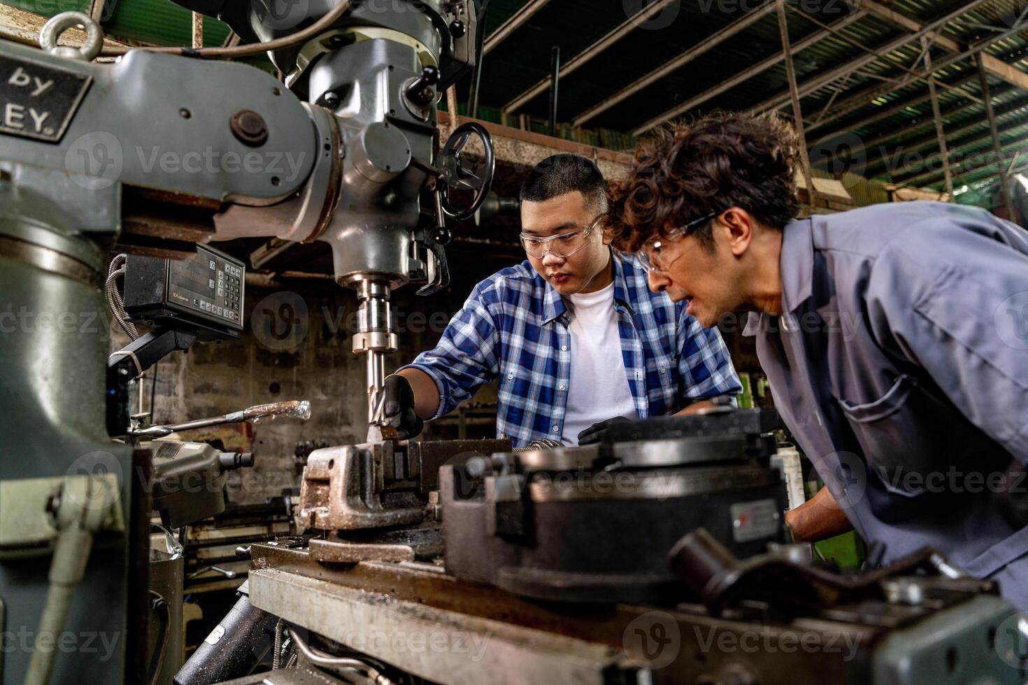 asiatico lavoratore nel produzione pianta perforazione a macchina. professionale lavoratore vicino perforazione macchina su fabbrica. finitura metallo Lavorando interno acciaio superficie su tornio macinino macchina con volante scintille. foto