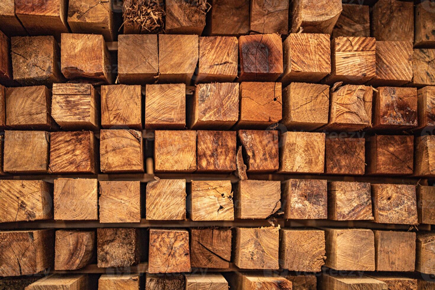 sfondo di modello legna sezione. griglia di legna piazze. il crudo di Materiale legname su pila. foto