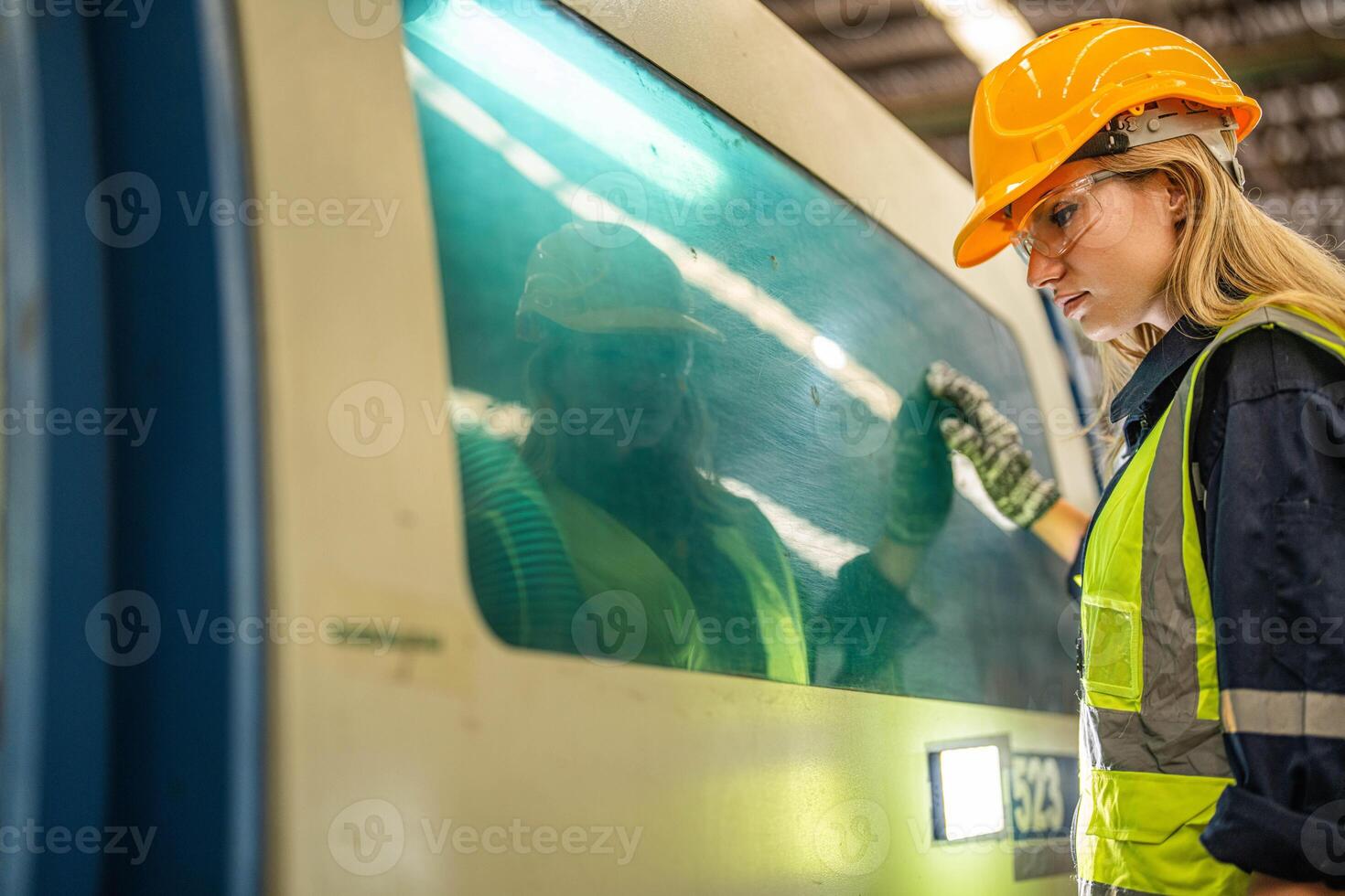 fabbrica ingegnere donna in piedi fiducia per controllo pannello interruttore. lavoratore lavori a pesante macchina a industria fabbrica. con macchinari attrezzatura pianta tecnologia. inteligente industria lavoratore operativo. foto