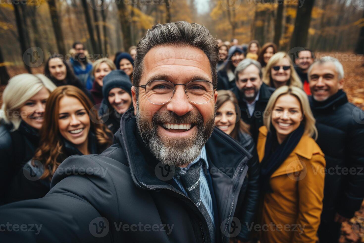 ai generato allegro uomo assunzione autoscatto con amici nel bosco foto