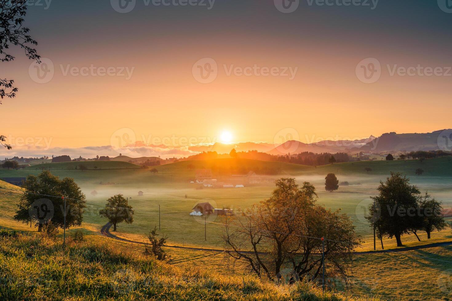 bellissimo Alba al di sopra di collinoso paesaggio nel tranquillo, calmo villaggio a hirzel, Svizzera foto