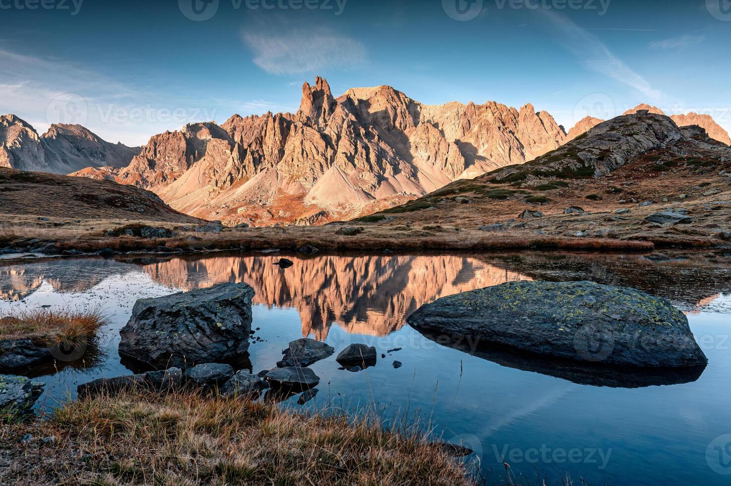 Visualizza di lac lungo con massiccio des cerces riflessione su il lago nel claree valle a Francia foto