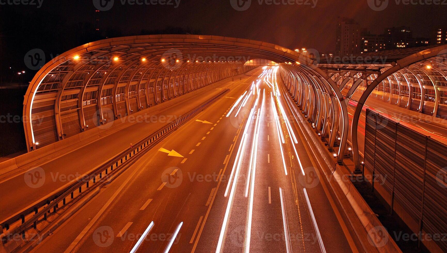 macchine su strada. città strada luci a notte. foto