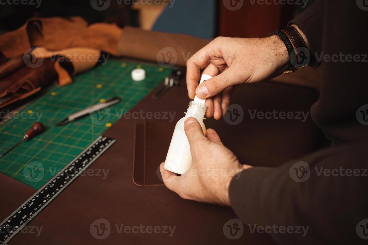 conciatore lavori con pelle, piccolo attività commerciale, produzione. foto