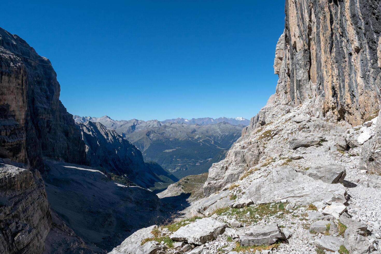 panoramico Visualizza di famoso dolomiti montagna picchi, brenta. trentino, Italia foto