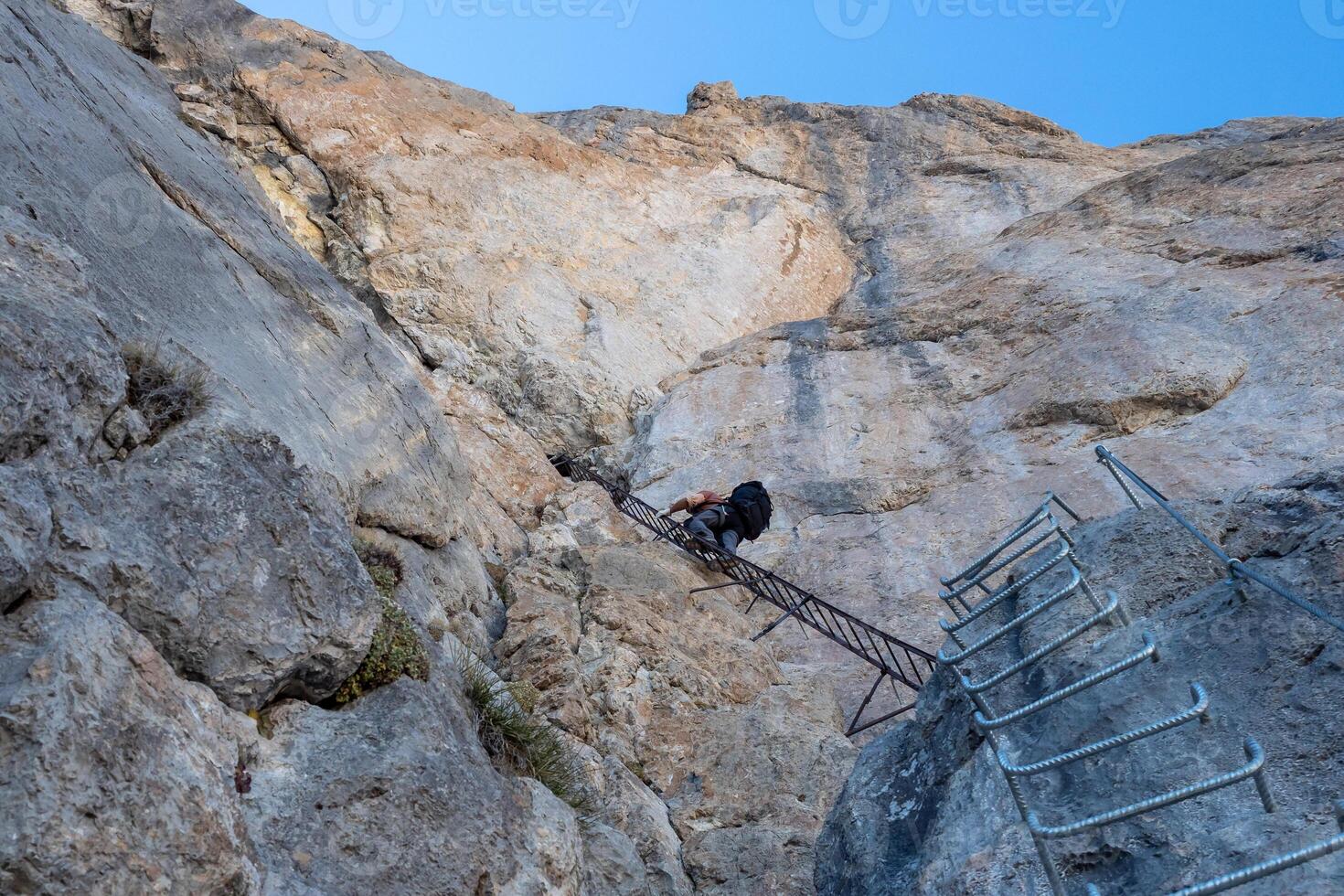 maschio montagna scalatore su un' attraverso ferrata di dolomiti montagne nel Italia. viaggio avventura concetto, dolomiti Alpi. foto