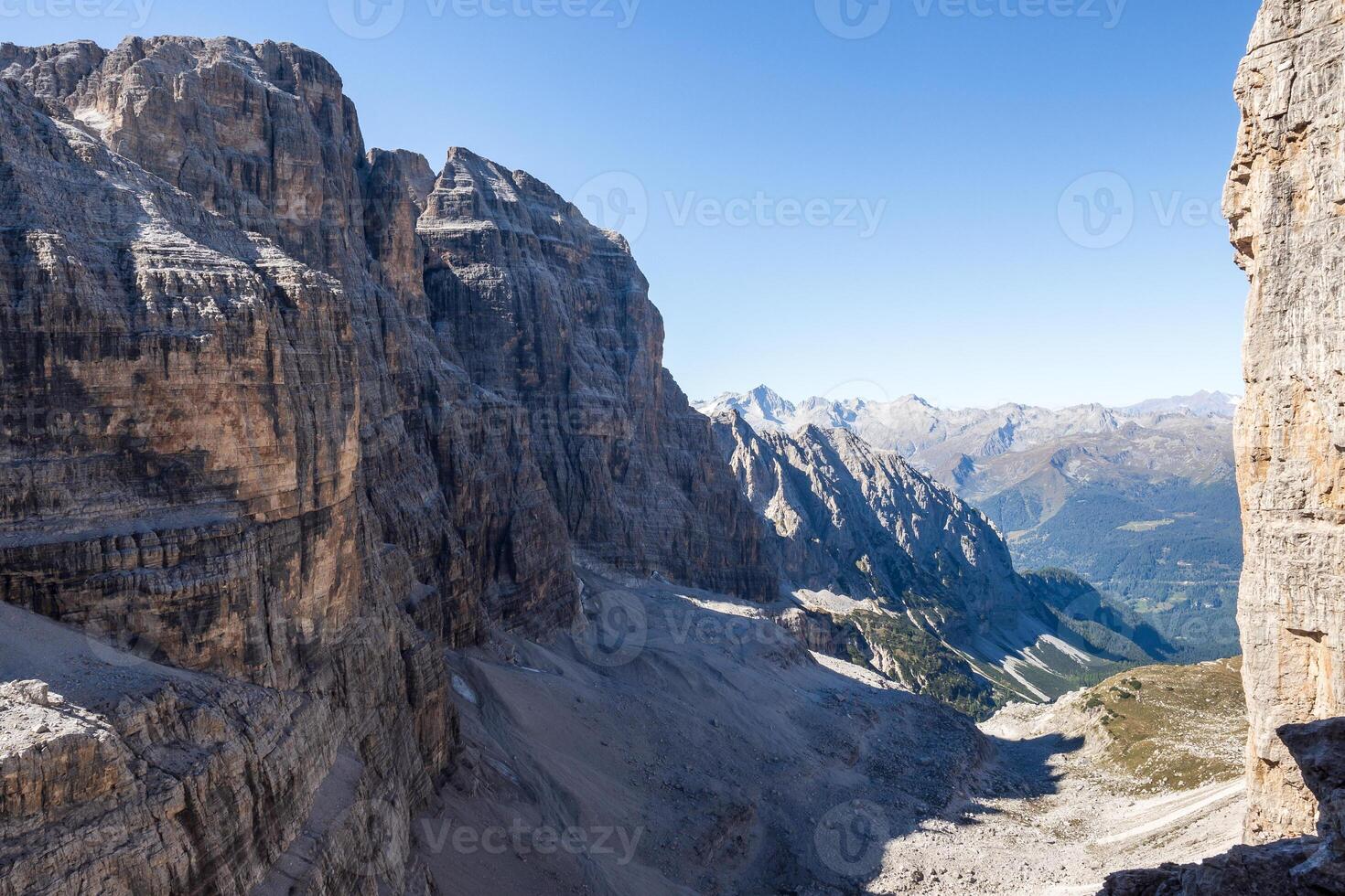 panoramico Visualizza di famoso dolomiti montagna picchi, brenta. trentino, Italia foto