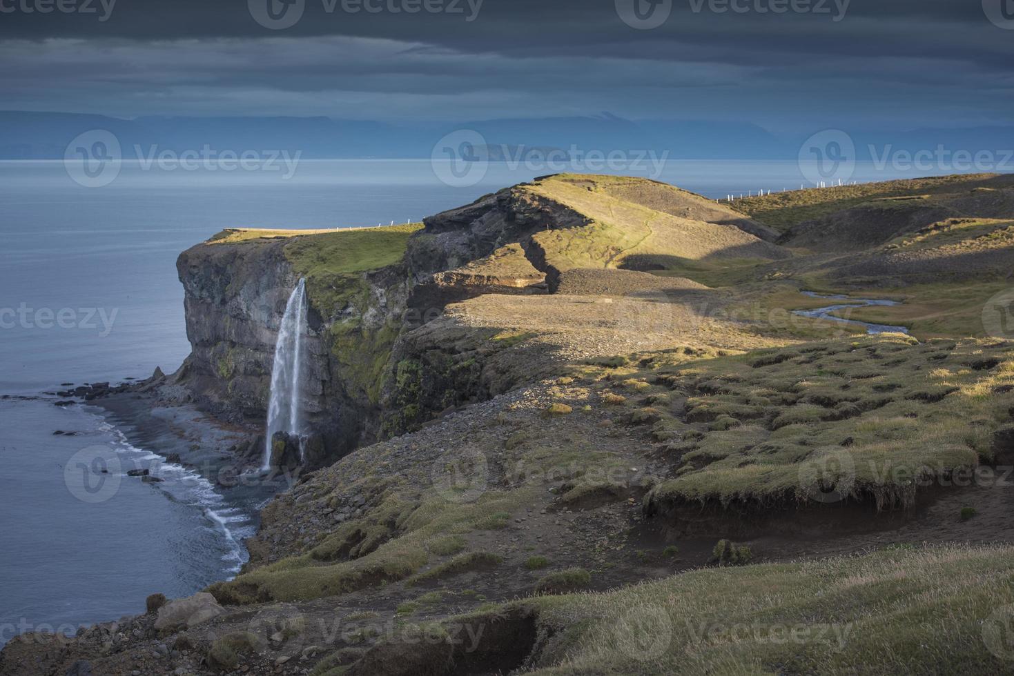 cascata sulla costa nord dell'Islanda foto