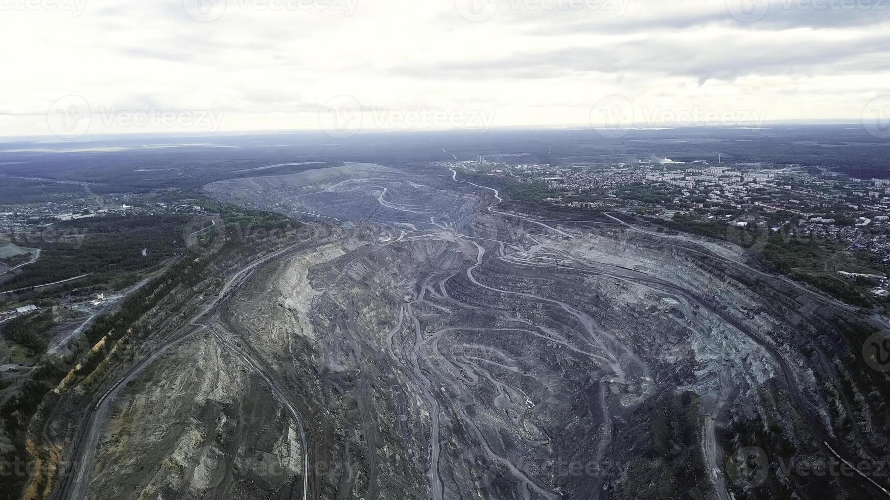 carbone estrazione a un Aperto fossa. superiore Visualizza di il cava. bulldozer e camion a edifici luogo su superiore aereo Visualizza foto