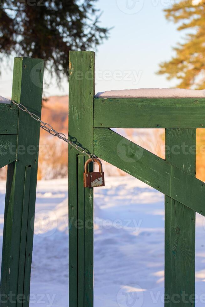 chiuso di legno cancello a inverno luce del giorno foto