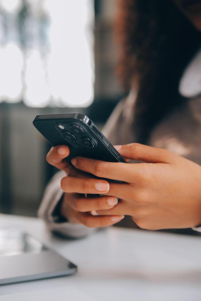 asiatico donna d'affari Lavorando su il computer portatile computer Guarda per lavoro in linea, libero professionista guardare e digitando su taccuino su tavolo, stile di vita di donna studiando in linea foto