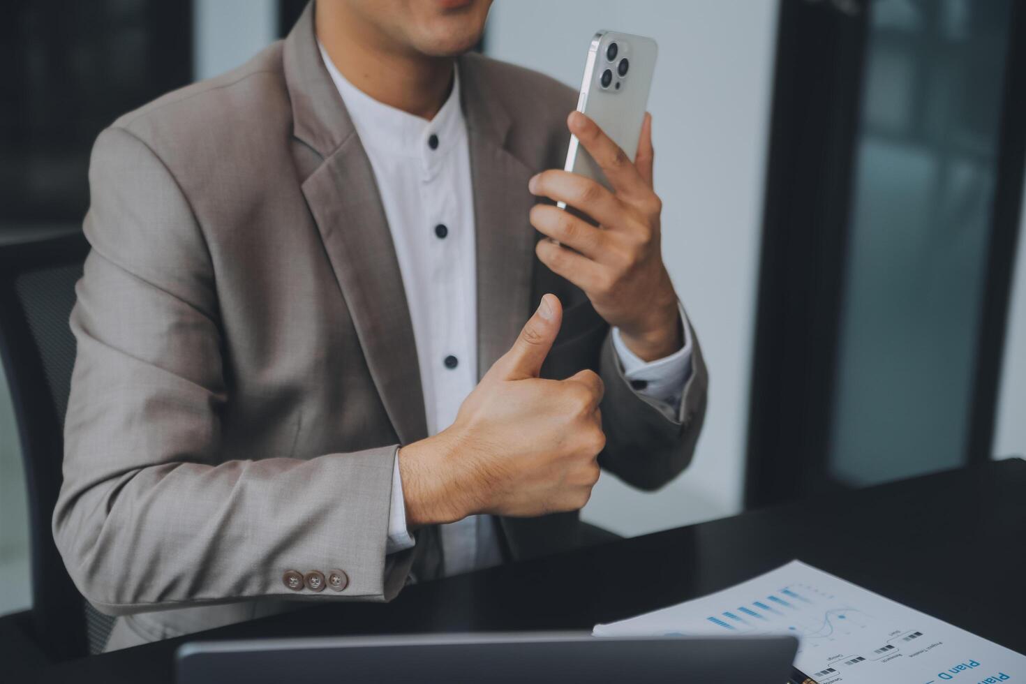 revisione concetto, amministratore attività commerciale uomo finanziario ispettore e segretario fabbricazione rapporto calcolatore equilibrio. interno reddito servizio controllo documento. foto