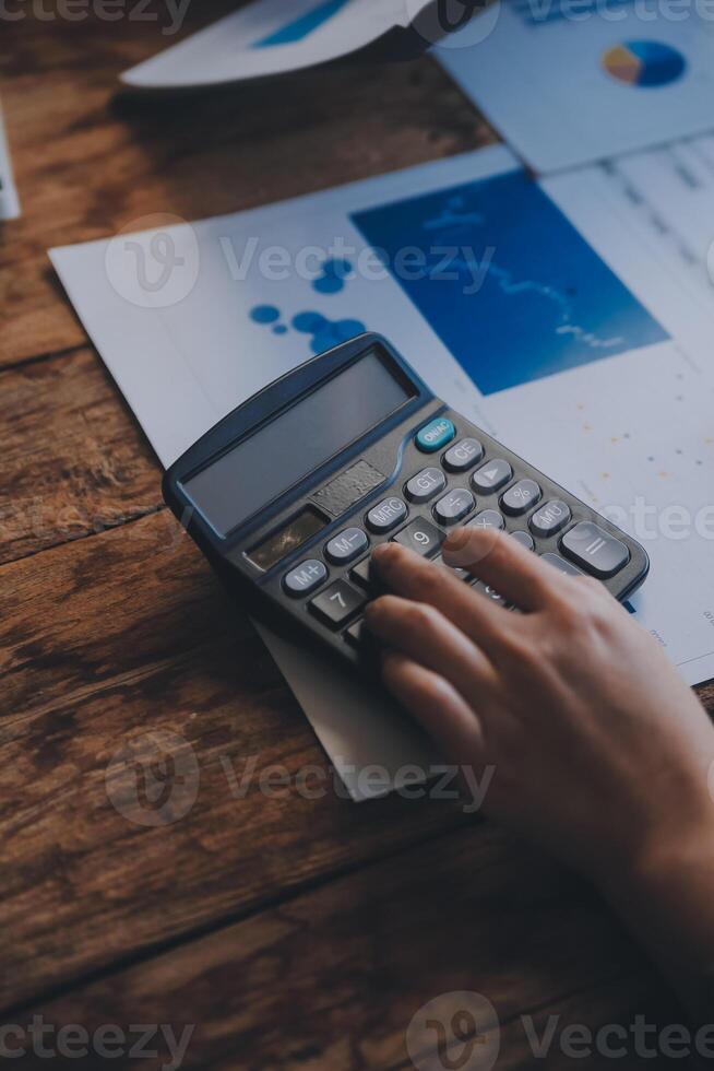 conferenza di lavoro, riunione del team di lavoro presente, colleghi investitori che discutono nuovi dati del grafico finanziario del piano sul tavolo dell'ufficio con laptop e tablet digitale, finanza, contabilità, investimenti. foto