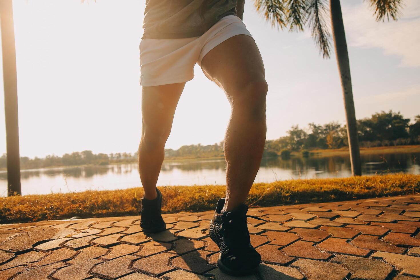 atleta corridore piedi in esecuzione su strada, jogging concetto a all'aperto. uomo in esecuzione per esercizio.atleta corridore piedi in esecuzione su strada, jogging concetto a all'aperto. uomo in esecuzione per esercizio. foto