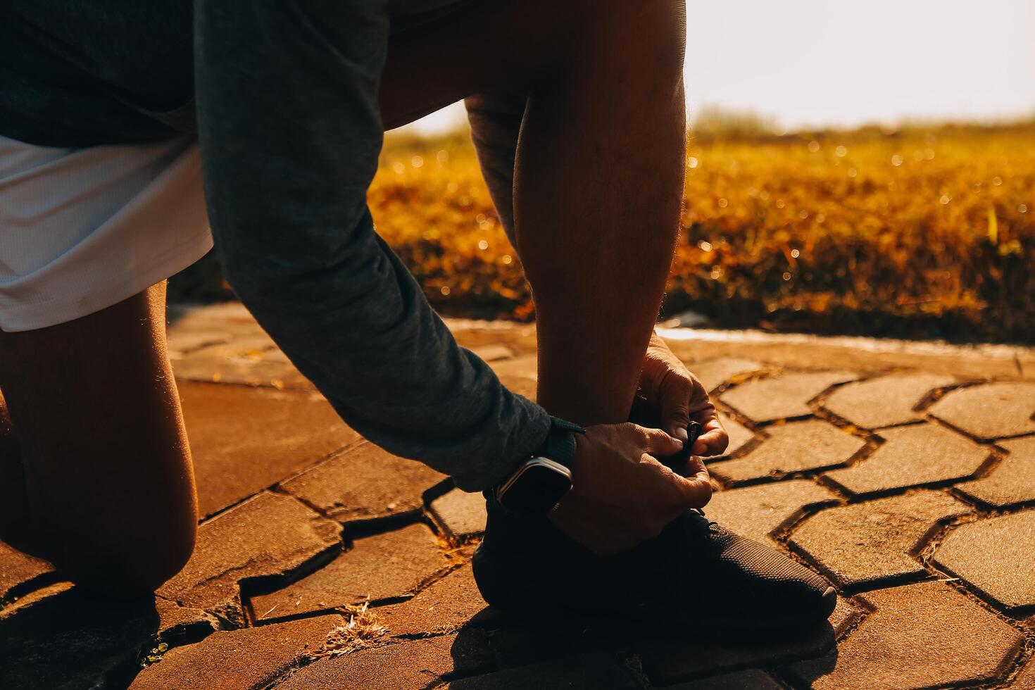 atleta corridore piedi in esecuzione su strada, jogging concetto a all'aperto. uomo in esecuzione per esercizio.atleta corridore piedi in esecuzione su strada, jogging concetto a all'aperto. uomo in esecuzione per esercizio. foto