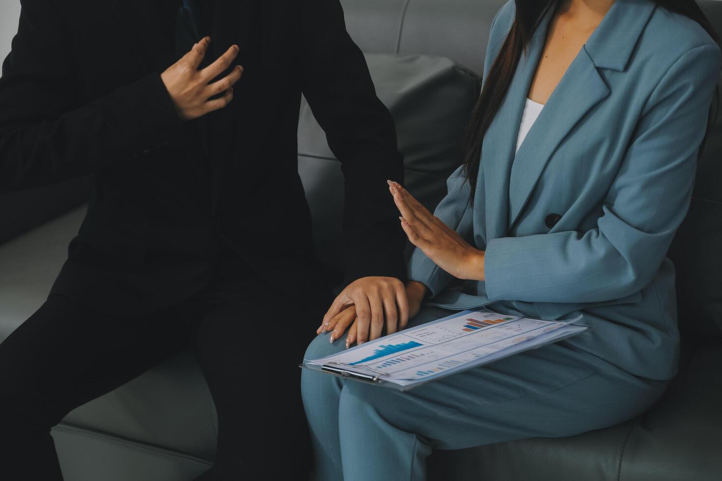 sessuale molestia nel posto di lavoro. infelice femmina dipendente guardare a mano di capo toccare a sua spalla e sensazione disgustato. foto