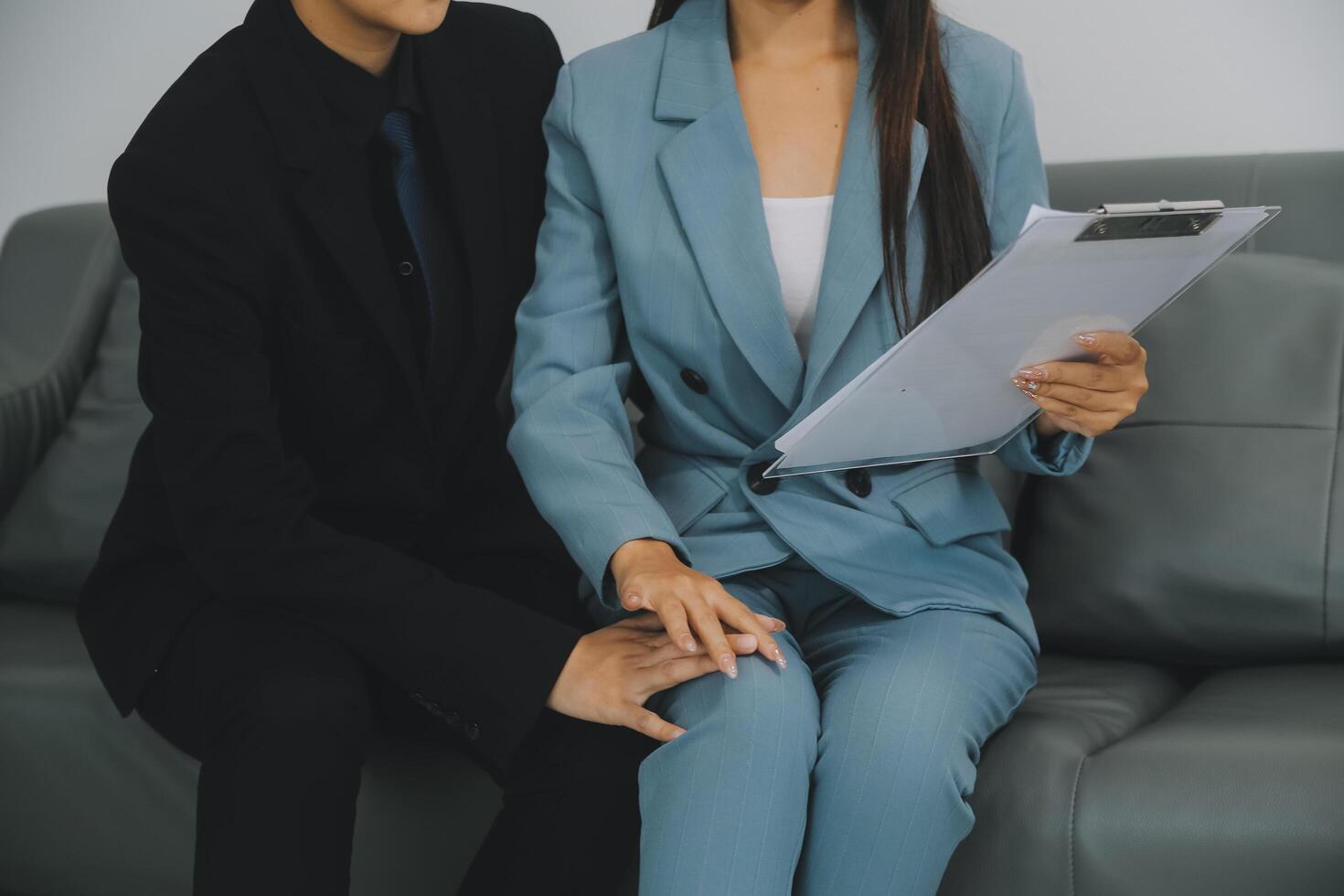 sessuale molestia nel posto di lavoro. infelice femmina dipendente guardare a mano di capo toccare a sua spalla e sensazione disgustato. foto