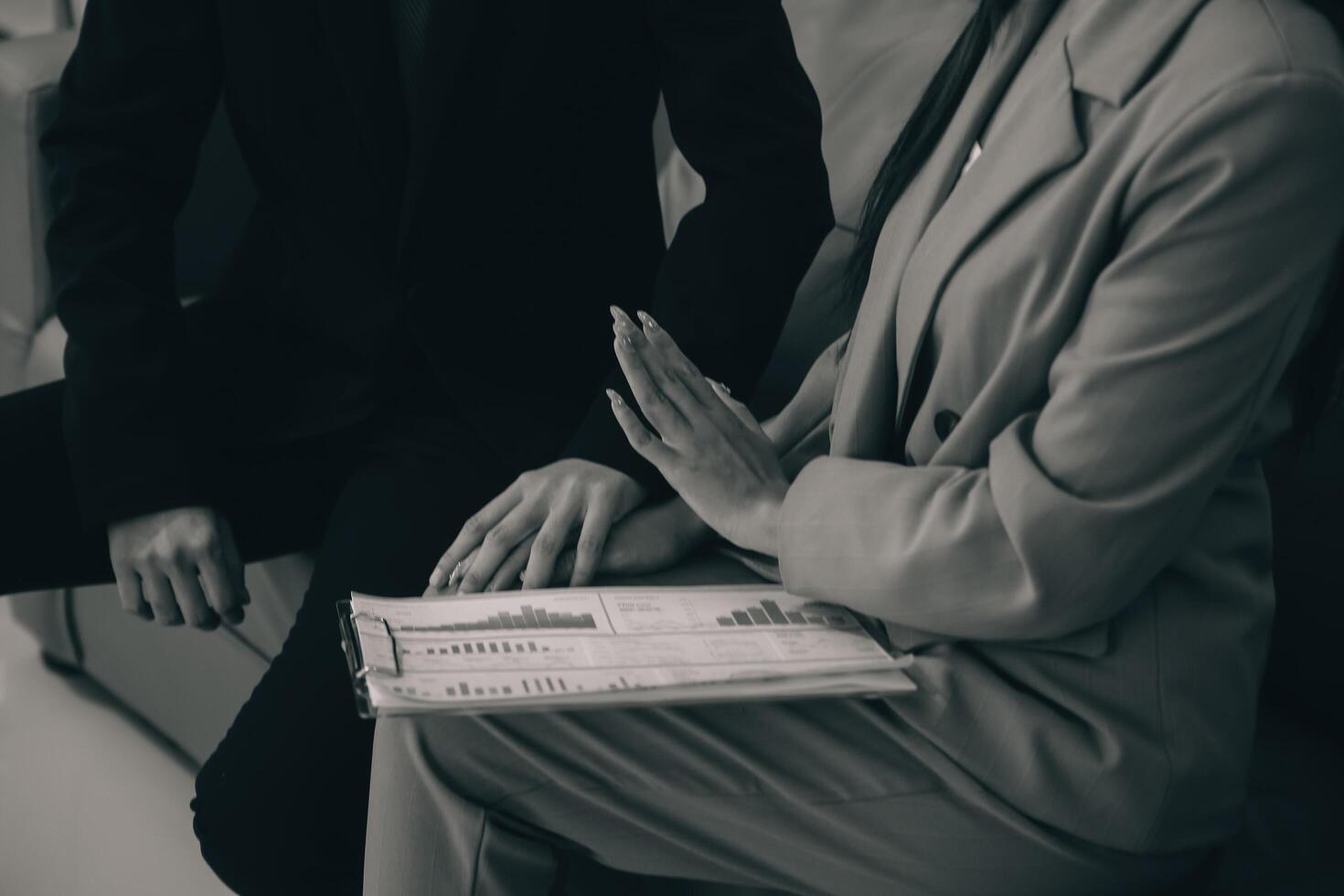 sessuale molestia nel posto di lavoro. infelice femmina dipendente guardare a mano di capo toccare a sua spalla e sensazione disgustato. foto