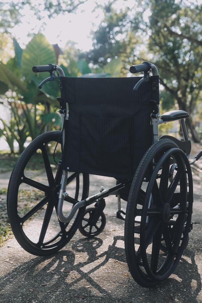 singolo sedia a rotelle parcheggiata nel ospedale corridoio foto