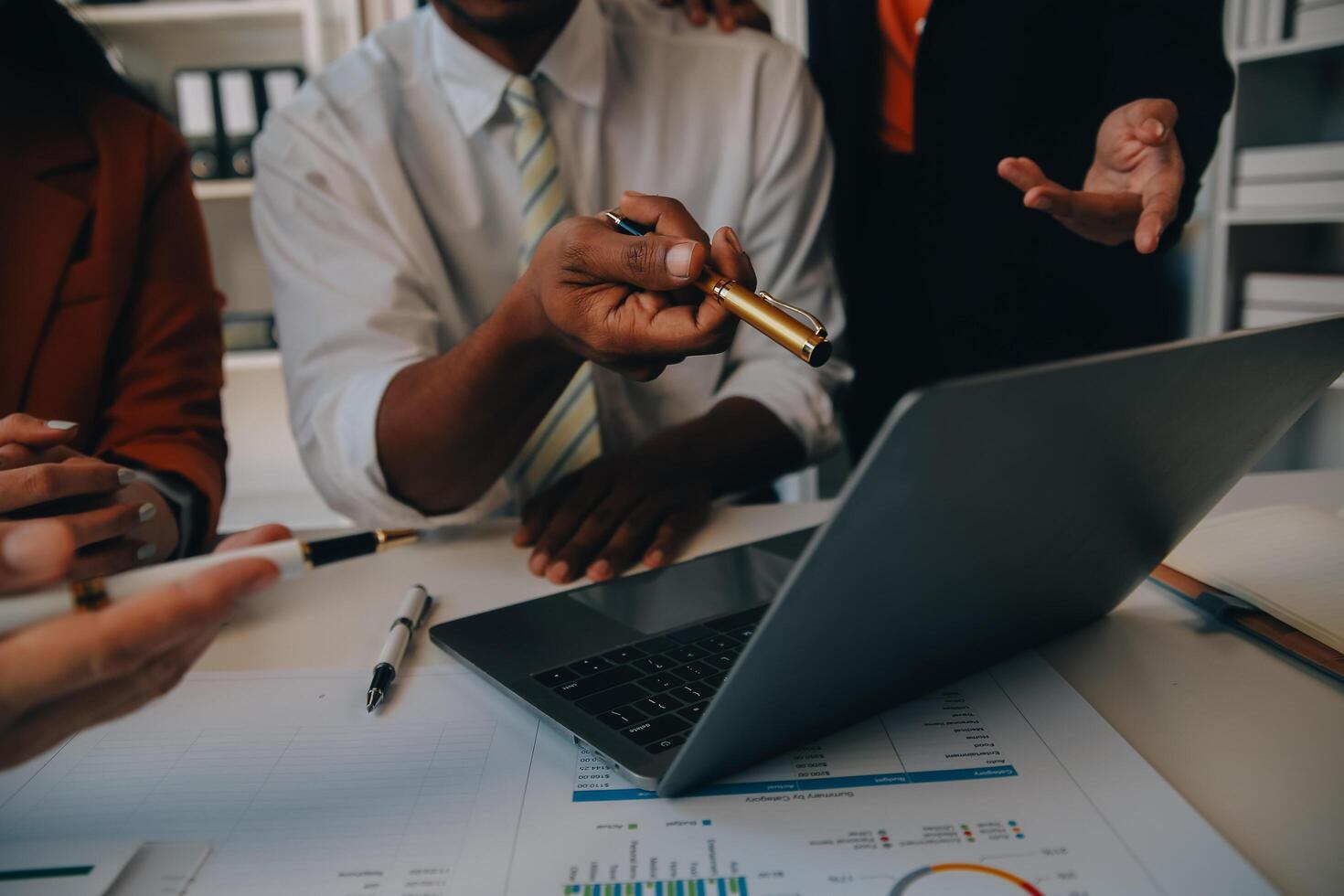 conferenza di lavoro, riunione del team di lavoro presente, colleghi investitori che discutono nuovi dati del grafico finanziario del piano sul tavolo dell'ufficio con laptop e tablet digitale, finanza, contabilità, investimenti. foto