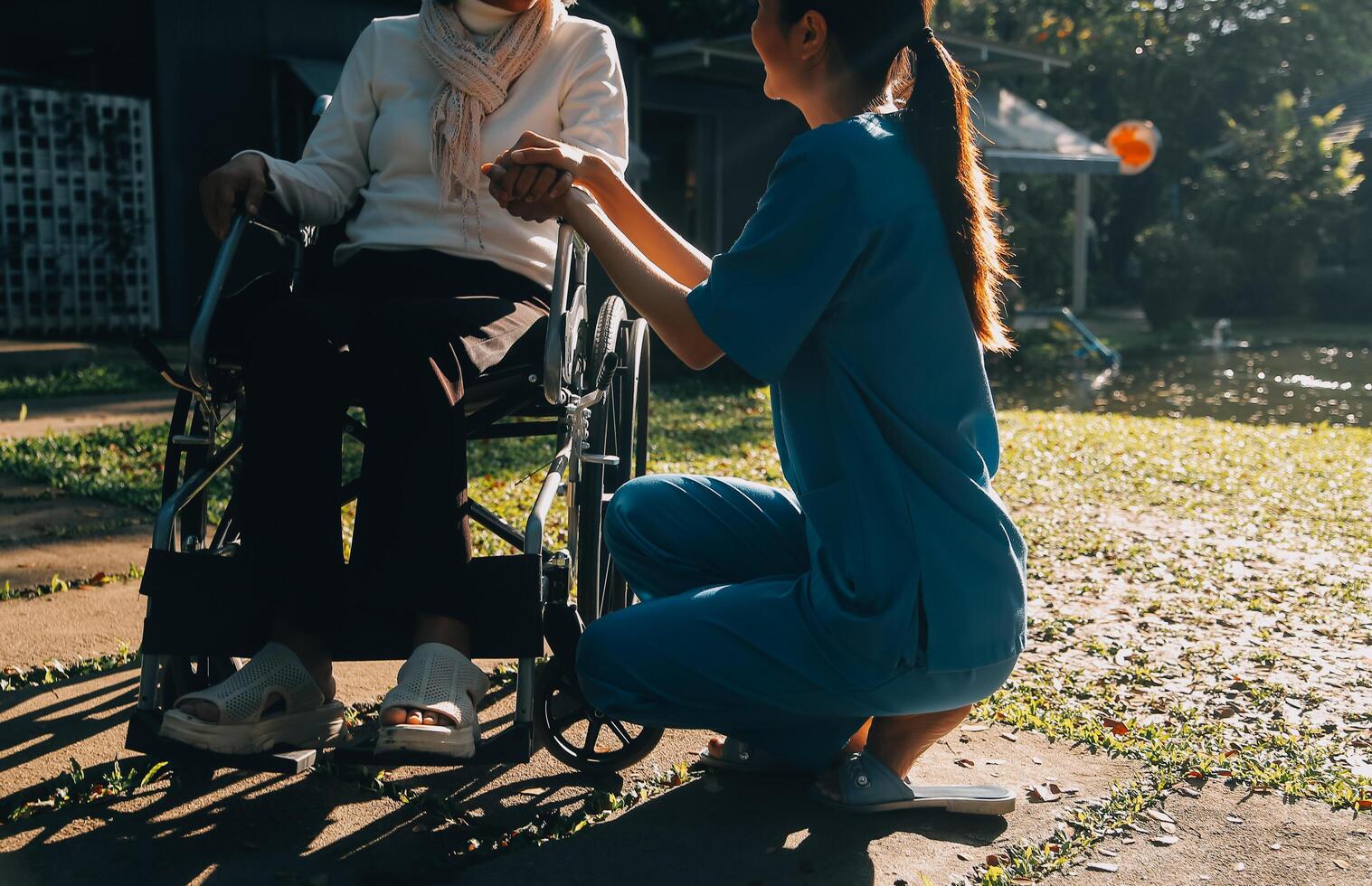 anziano medico asiatico persone con paziente, fisico controlli e incoraggiamento per trattamento di reumatismo e cancro il concetto di Salute assicurazione per il anziano e Salute cura foto