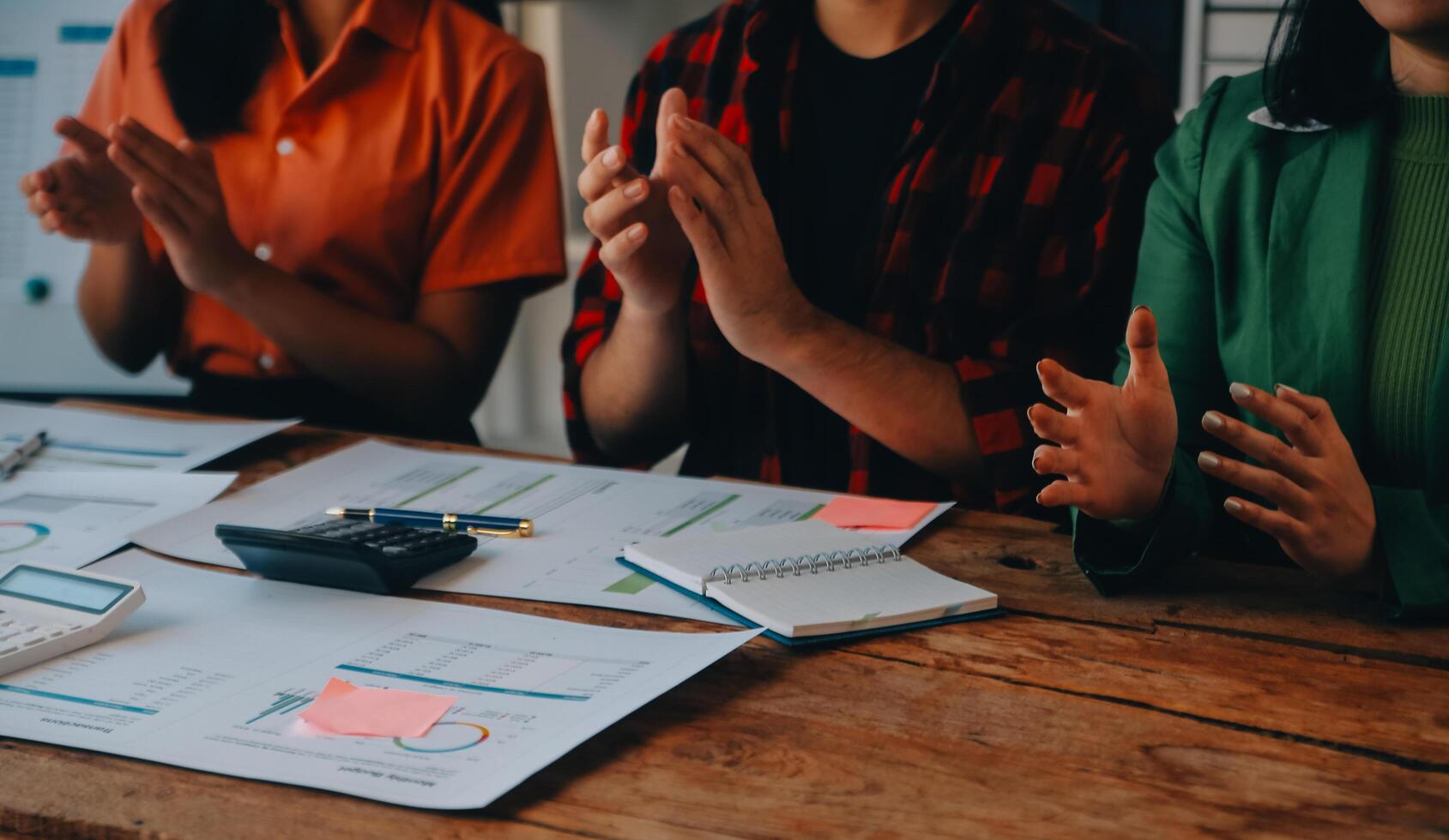 allegro attività commerciale colleghi Applaudire nel incontro a coworking ufficio foto