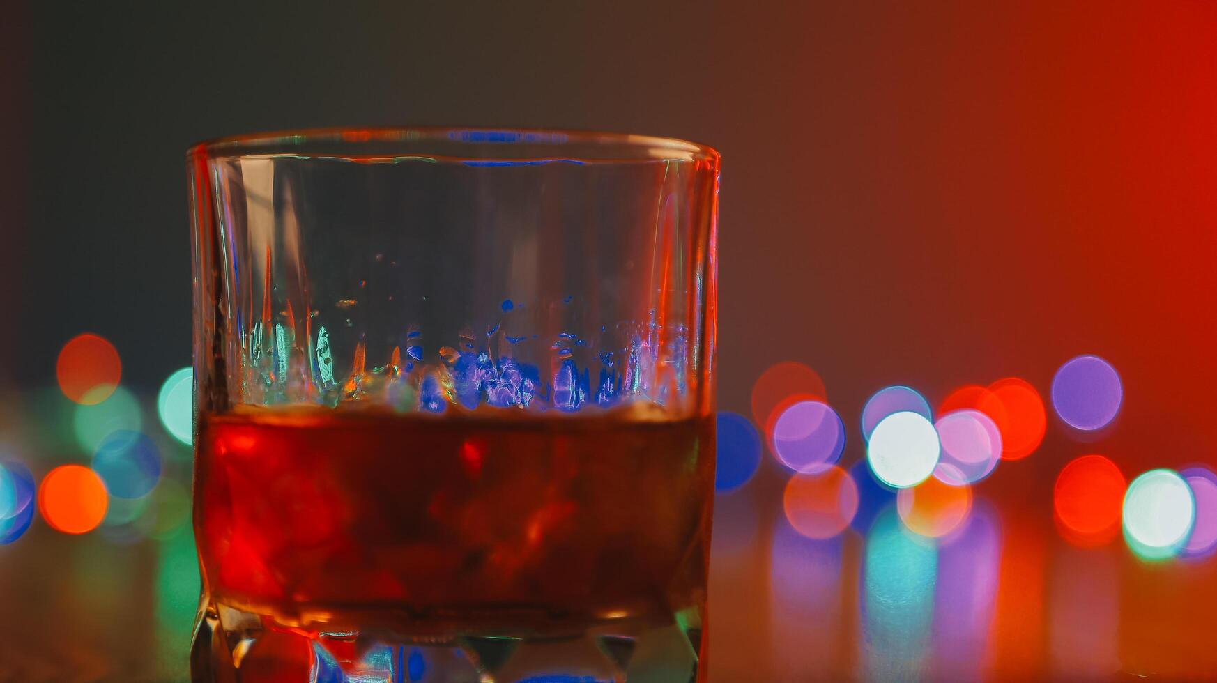whisky spruzzi su di bicchiere, isolato su bianca sfondo foto