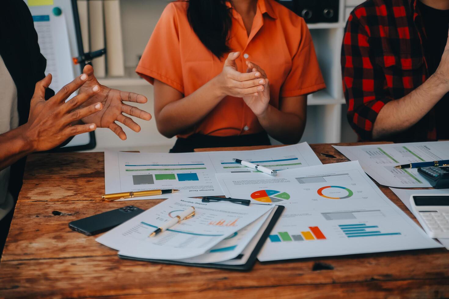 allegro attività commerciale colleghi Applaudire nel incontro a coworking ufficio foto