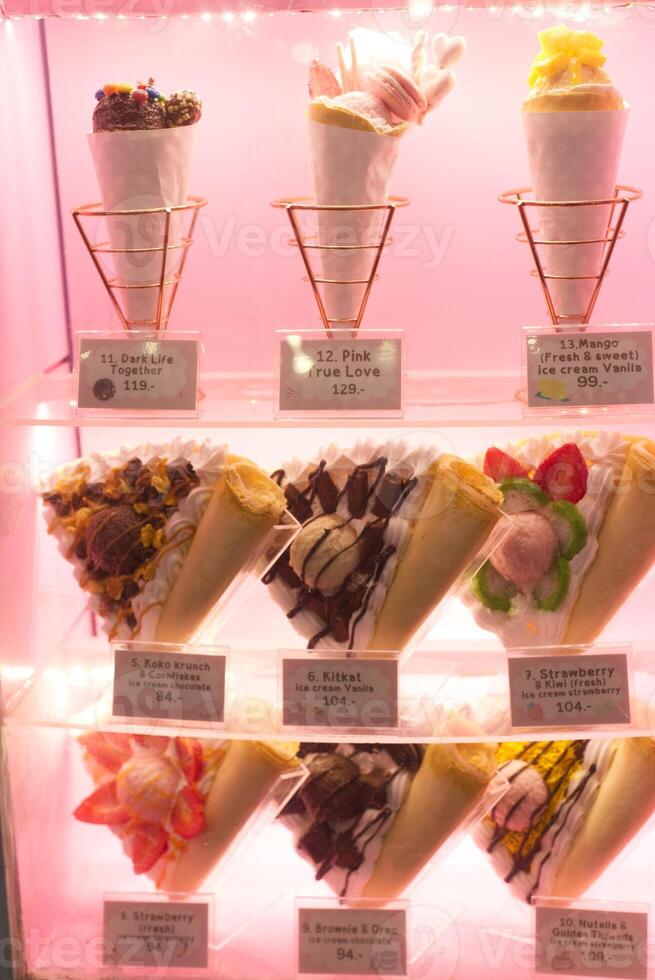 collage di immagini di freddo dolce crema crespo con frutta , cioccolato , fragola , biscotto foto