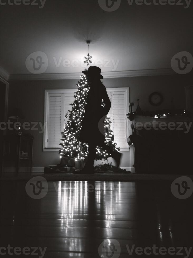 ai generato silhouette di un' donna in piedi nel davanti di un' Natale albero foto