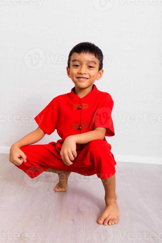 poco ragazzo moda sorridente bambino nel rosso Cinese vestire, stile e moda idee per bambini. Cinese nuovo anno foto