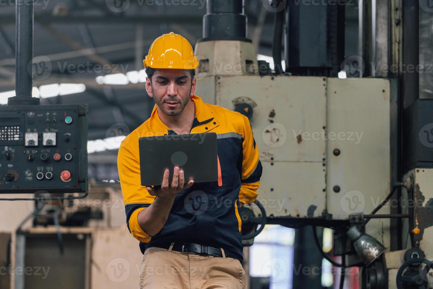 caucasico ingegnere utilizzando un' il computer portatile nel un' fabbrica. uomo Lavorando nel fabbrica. foto