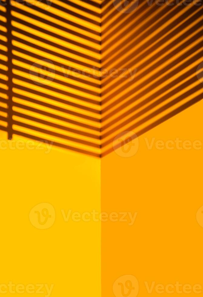 giallo parete con nero ombra su superiore foto