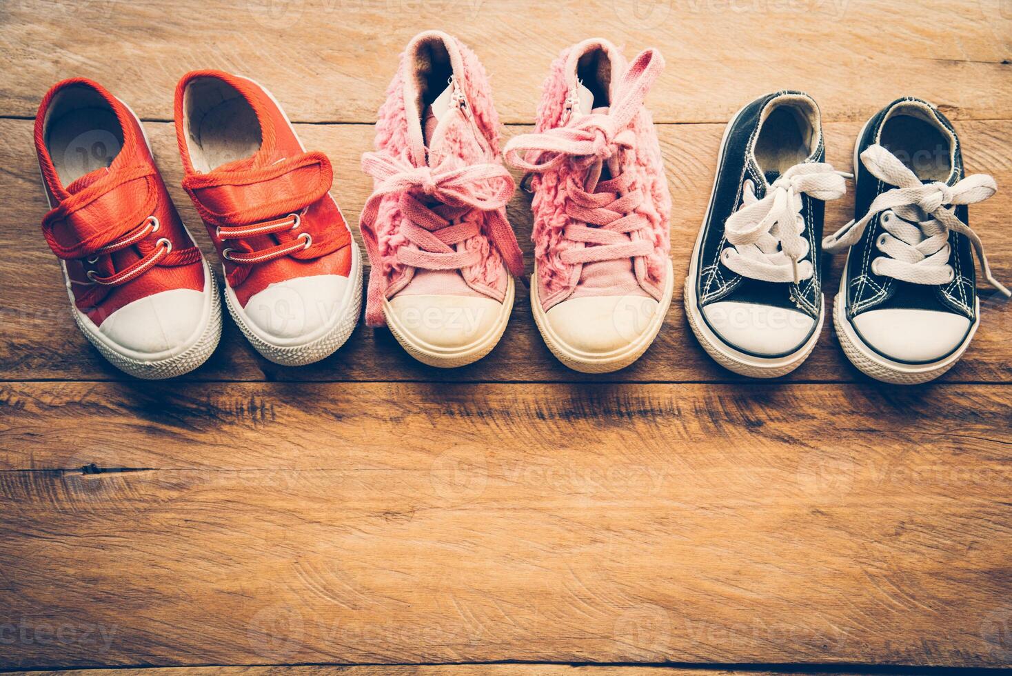 scarpe per bambini su di legno pavimento - stile di vita foto