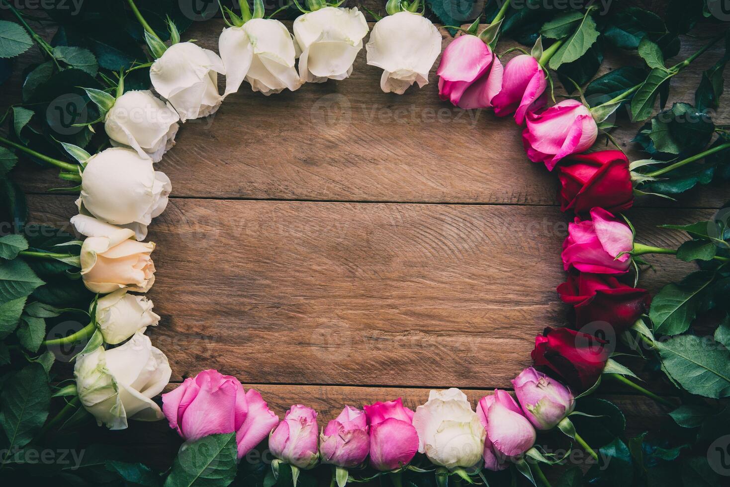 colorato Rose foderato su su un' di legno pavimento con spazio per scrittura il tuo Messaggio. foto