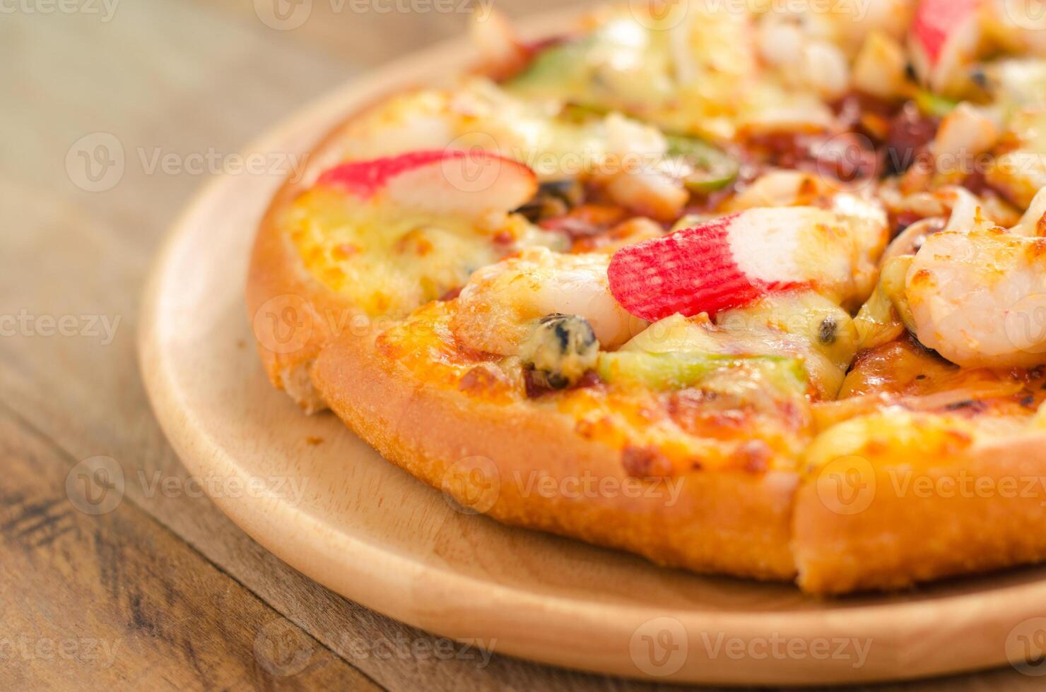 Pizza frutti di mare su di legno tavolo pronto per mangiare. foto