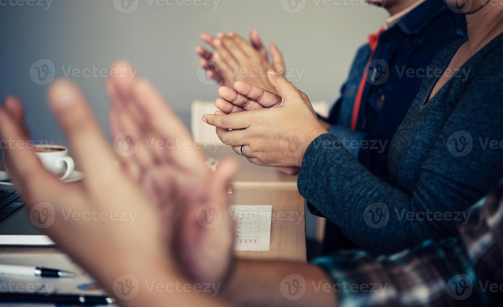 partecipanti congratulato per loro realizzazioni con applausi. foto