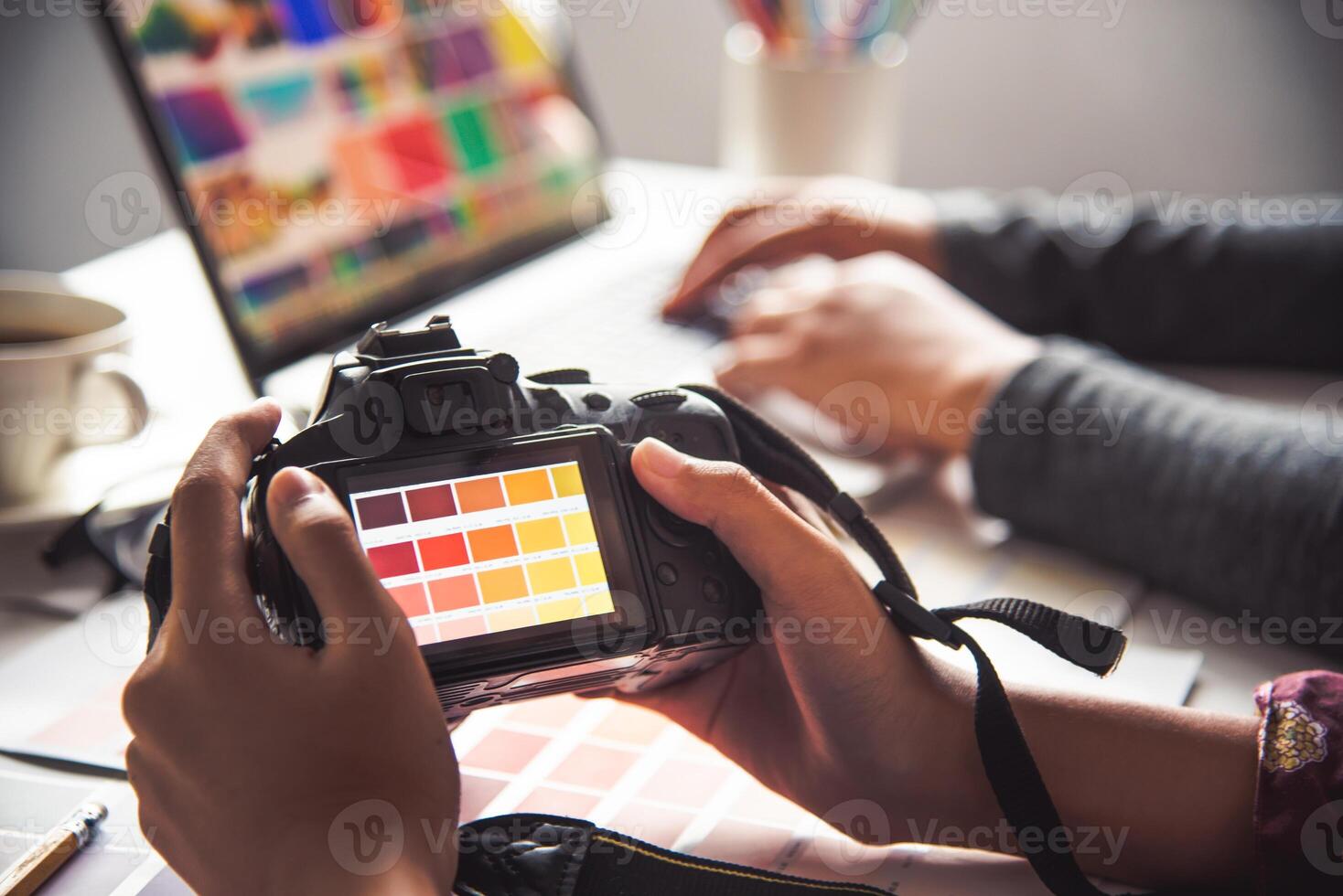 progettista grafico creativo ,creatività donna Lavorando su telecamera e progettazione colorazione colore idee stile foto