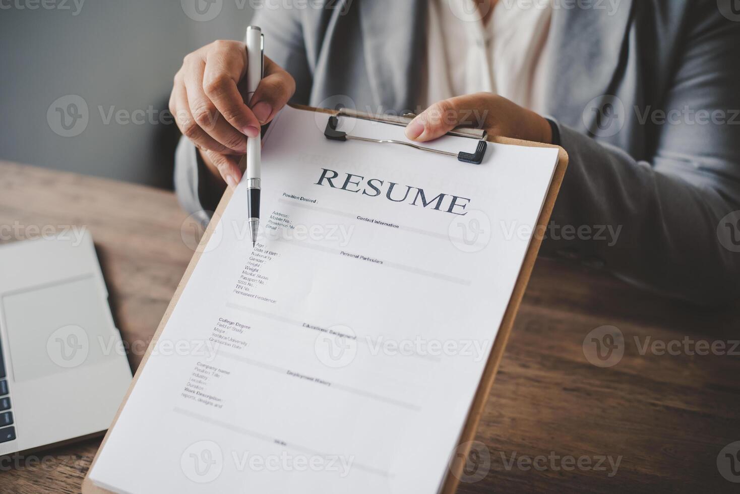 hr manager offrire lavoro applicazioni per lavoro candidati per riempire su un' curriculum vitae su il lavoro applicazione modulo per applicare per opera nel il azienda. foto