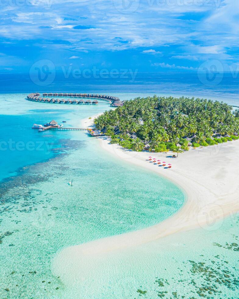 scenario paradisiaco delle maldive. paesaggio aereo tropicale, paesaggio marino, ville sull'acqua con una splendida spiaggia di mare e laguna, natura tropicale. banner di destinazione turistica esotica, vacanze aeree estive, vista drone foto