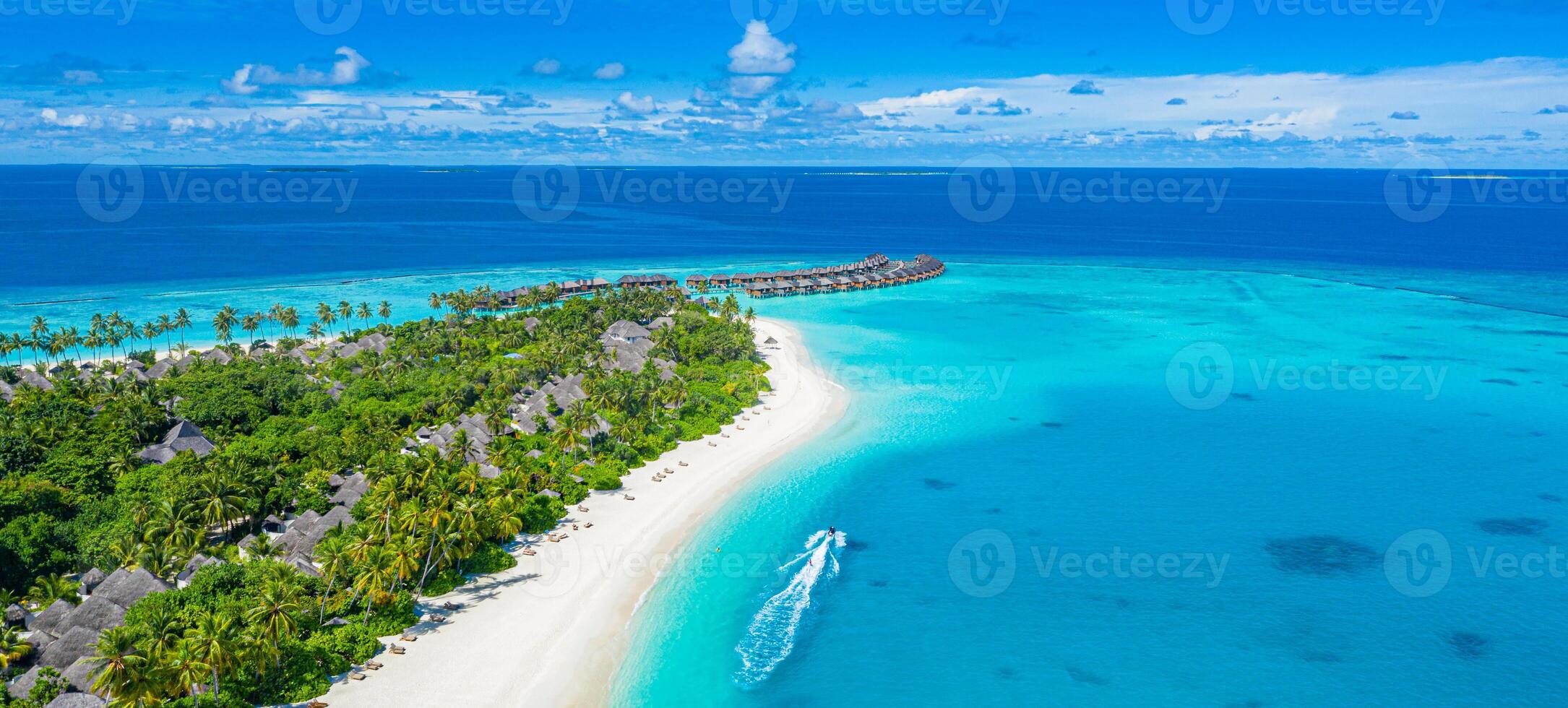 sbalorditivo aereo paesaggio, lusso tropicale ricorrere con acqua ville. bellissimo isola spiaggia, palma alberi, soleggiato cielo. sorprendente uccello occhi Visualizza nel Maldive, Paradiso costa. esotico turismo, rilassare natura mare foto